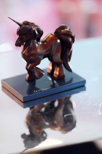 ทรงลงพระนามที่ บีบีจี ยูนิคอร์น เป็นที่ระลึก