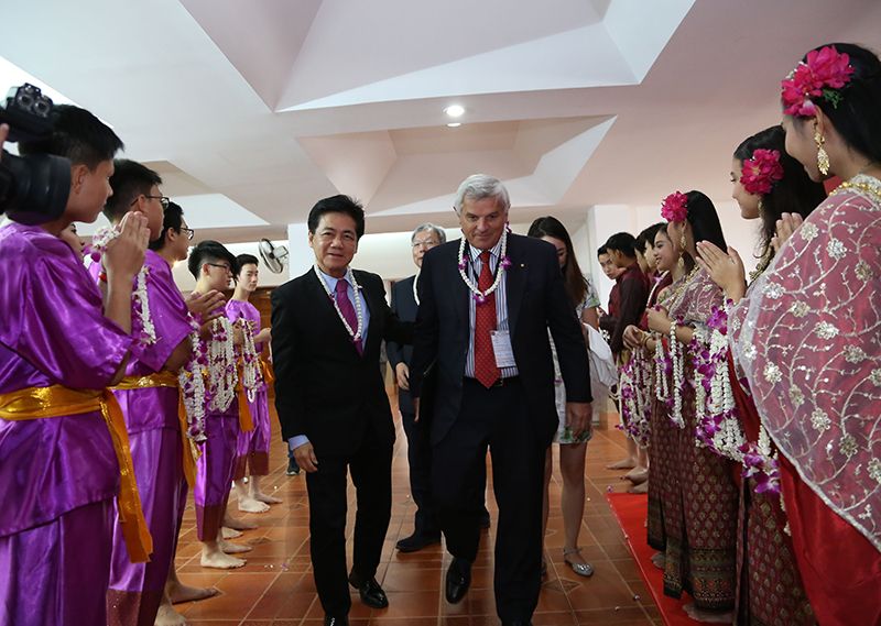 ดร.วีระชัย เตชะวิจิตร์, มร.ร็อด เฟรเซอร์ ประธานองค์กรราวด์สแควร์ และ ราเชน เวสการ์ท ประธานบริหารองค์กรราวด์สแควร์