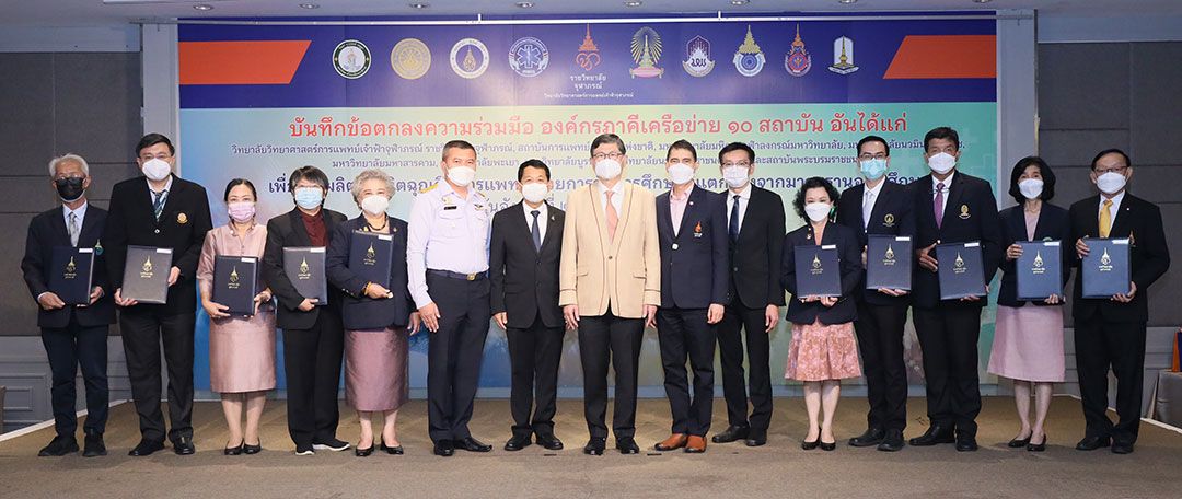ศ.(พิเศษ) ดร.เอนก เหล่าธรรมทัศน์ รมว.อว. ประธานเปิดงานและลงนามความร่วมมือกับองค์กรภาคีเครือข่าย 10 สถาบัน พร้อมด้วย ศ.พญ.จิรพร เหล่าธรรมทัศน์ คณบดีคณะเทคโนโลยีวิทยาศาสตร์สุขภาพฯ ราชวิทยาลัยจุฬาภรณ์,
ร.อ.นพ.อัจฉริยะ แพงมา เลขาธิการสถาบันการแพทย์ฉุกเฉินแห่งชาติ, ศ.นพ.นิธิ มหานนท์ เลขาธิการราชวิทยาลัยจุฬาภรณ์, ศ.ดร.นพ.สิริฤกษ์ ทรงศิวิไล ปลัดกระทรวง อว., ศ.คลินิก พญ.โฉมศรี โฆษิตชัยวัฒน์ อธิการบดีวิทยาลัยวิทยาศาสตร์การแพทย์เจ้าฟ้าจุฬาภรณ์