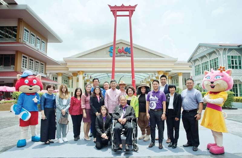 ถ่ายภาพร่วมกันบริเวณหน้าโครงการ ‘บางกอกเวิลด์’