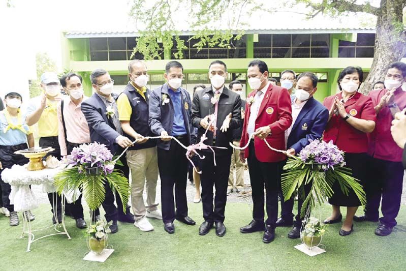 ร.อ.ท.สมพร ปานดำ รองเลขาธิการ กอศ. ประธานในพิธีตัดริบบิ้นเปิดโครงการ