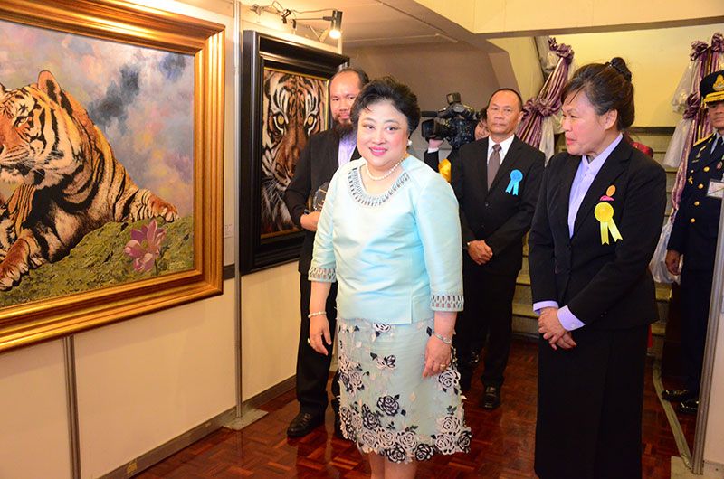 พระเจ้าวรวงศ์เธอ พระองค์เจ้าโสมสวลี พระวรราชาทินัดดามาตุ ทอดพระเนตรนิทรรศการศิลปิน 2 รัชสมัย