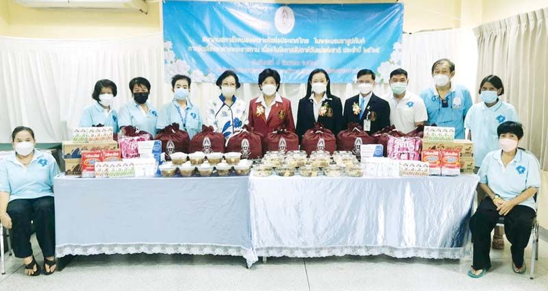 วิไลวรรณ ลายถมยา ประธานคณะกรรมการส่งเสริมอาชีพและพัฒนา
คนพิการ รับมอบถุงยังชีพ ขนมขบเคี้ยว
นมยูเอชทีตรามะลิ เจลล้างมือ แอลกอฮอล์
และหน้ากากอนามัย จาก พล.ต.(ญ) อัญชลี ฤกษ์งาม รองเลขาธิการสมาคมสภาสังคมสงเคราะห์ฯ และ นงลักษณ์ รอมไธสง ผอ.บริหาร