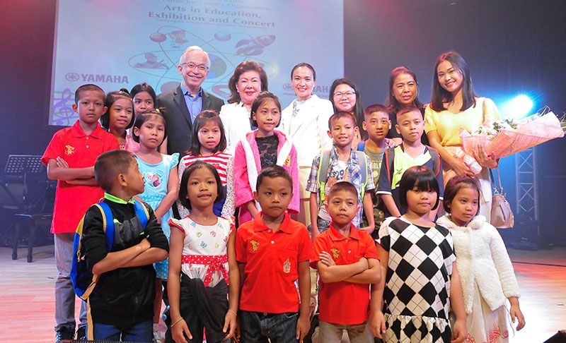 เด็กๆ จากศูนย์เมอร์ซี่มาร่วมชมการแสดง

