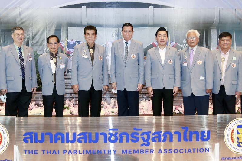 ศ.พิเศษ พรเพชร วิชิตชลชัย ประธานวุฒิสภา พร้อมด้วย ผศ.ดร.วิชัย โถสุวรรณจินดา กก.สมาคมสมาชิกรัฐสภาไทย, สันติภาพ อินทรพัฒน์ อุปนายก ภาคเหนือ, อนันต์ชัย คุณานันทกุล นายกสมาคมสมาชิกรัฐสภาไทย, เอกสิทธิ์ คุณานันทกุล เลขานุการ รมว.กระทรวงดิจิทัลเพื่อเศรษฐกิจและสังคม, รศ.ดร.สุชาติ นวกวงษ์ กก.สมาคมสมาชิกรัฐสภาไทย และ เกียรติอุดม เมนะสวัสดิ์ อุปนายก ภาคอีสาน