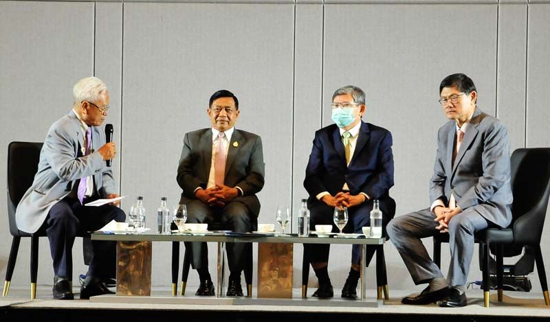 เสวนาพิเศษ “อนาคตประเทศไทย Thailand Growth” โดย อลงกรณ์ พลบุตร, ศ.พิเศษ เอนก เหล่าธรรมทัศน์, ดร.สุวิทย์ เมษินทรีย์ มี รศ.สุชาติ นวกวงษ์ ผู้ดำเนินการเสวนา