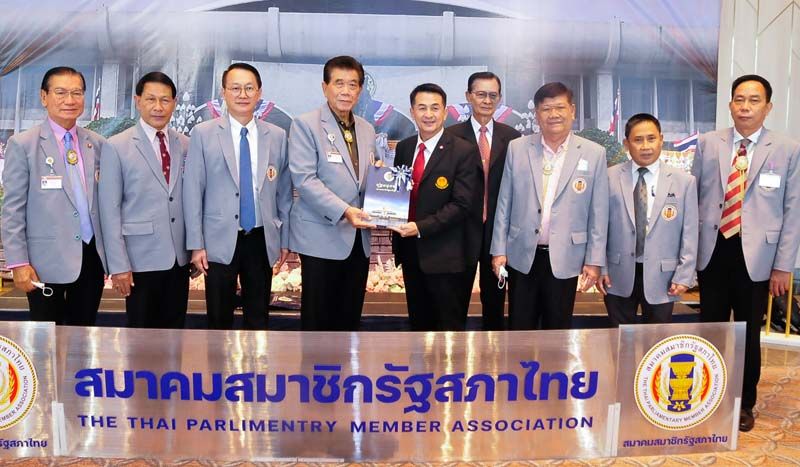 อนันตชัย คุณานันทกุล นายกสมาคมสมาชิกรัฐสภาไทย มอบหนังสือที่ระลึกให้กับ นพ.ชลน่าน ศรีแก้วผู้นำฝ่ายค้าน