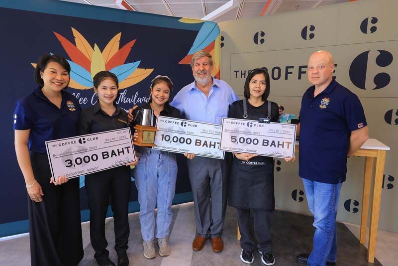 วิลเลียม ไฮเนคกี้ ร่วมแสดงความยินดีกับบาริสต้าที่ชนะเลิศ

