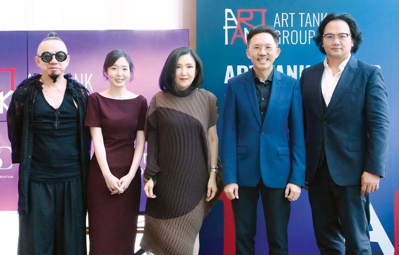 เสริมคุณ คุณาวงศ์ ประธาน กก.บจ.อาร์ต แท็งก์ กรุ๊ป แถลงข่าวเปิดกลุ่มบริษัทดำเนินธุรกิจบริหารงานศิลปะ พร้อมพูดคุยแบบเจาะลึกเรื่อง “เทรนด์การลงทุนในศิลปะไทย” โดยมีเหล่าคนดังแวดวงศิลปะ อาทิ เยาวณี นิรันดร, สมชัย ส่งวัฒนา, ดอยธิเบศร์ ดัชนี และ เหมือนฝัน สิริกรณ์ คุณาวงศ์ ร่วมเป็นเกียรติในงาน
