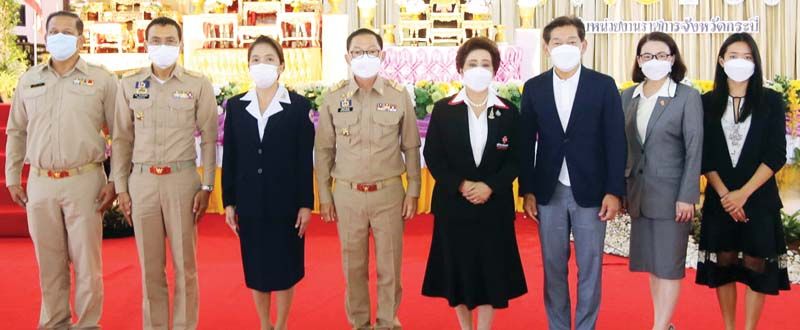 ม.ร.ว.จิยากร อาภากร เสสะเวช กก.อำนวยการ มูลนิธิสงเคราะห์เด็กของสภากาชาดไทย พร้อมด้วย พุฒิพงศ์ ศิริมาตย์ ผวจ.กระบี่, วิชา พูลวรลักษณ์ ประธานกก. มูลนิธิ แมค แฮปปี้ แฟมิลี่, กิตติวรรณ
อนุเวชสกุล รองประธาน กก.มูลนิธิ แมค แฮปปี้ แฟมิลี่ และแขกผู้มีเกียรติ ร่วมถ่ายภาพ