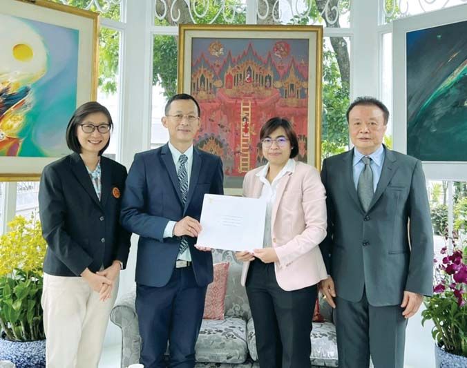 บุญชู ตรีทอง, รศ.ดร.ณัฐธนนท์ หงส์วริทธิ์ธร, รศ.ดร.สุปรียา แก้วละเอียด และ ผศ.ดร.วรวรรณ ดีอัซ การ์บาโย ร่วมถ่ายภาพ