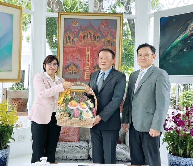 รศ.ดร.สุปรียา แก้วละเอียด, รศ.ดร.ณัฐธนนท์ หงส์วริทธิ์ธร และ ผศ.ดร.วรวรรณ ดีอัซ การ์บาโย มอบกระเช้าขอบคุณ บุญชู ตรีทอง ที่เป็นผู้ให้และผู้สร้างคุณูปการอย่างสูงแก่มหาวิทยาลัยธรรมศาสตร์
มาอย่างต่อเนื่อง