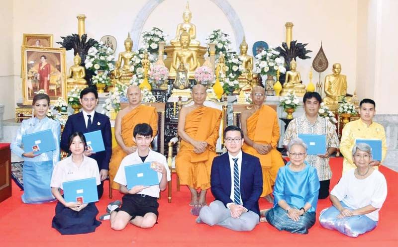 พระพรหมวชิรากร เจ้าอาวาส วัดราชผาติการาม, พระครูวิจิตรสีลาภรณ์ เจ้าอาวาส
วัดป่าสิริวัฒนวิสุทธิ์ ในพระองค์ฯ, พระปริยัติสารเมธี เจ้าคณะแขวงวชิรพยาบาล ผู้ช่วยเจ้าอาวาสวัดราชผาติการาม, ดร.ชานนท์ อัศนธรรม, พ.อ.หญิง อุษากรณ์ จันทรวงศ์ เลขานุการวัดป่าสิริวัฒนวิสุทธิ์ ในพระองค์ฯ, นิตย์ นาครัตน์ และผู้ได้รับ
รางวัลการประกวดเขียนเรียงความ ดวงทิพย์ นาคประเสริฐ, ฐากร ผิวผ่อง, อังสนา
เปศะนันท์, จักรกฤษณ์ มณีวรรณ์, สมเจตร์ สวัสดี, ศุปริณ มานะเมธาวี