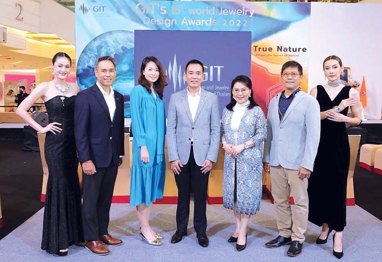 สุเมธ ประสงค์พงษ์ชัย ผอ. GIT พร้อมด้วยคณะกก. อาทิ ม.ล.คฑาทอง ทองใหญ่, สิริพร ภาณุพงศ์ และ ณิชยา เอครพานิช