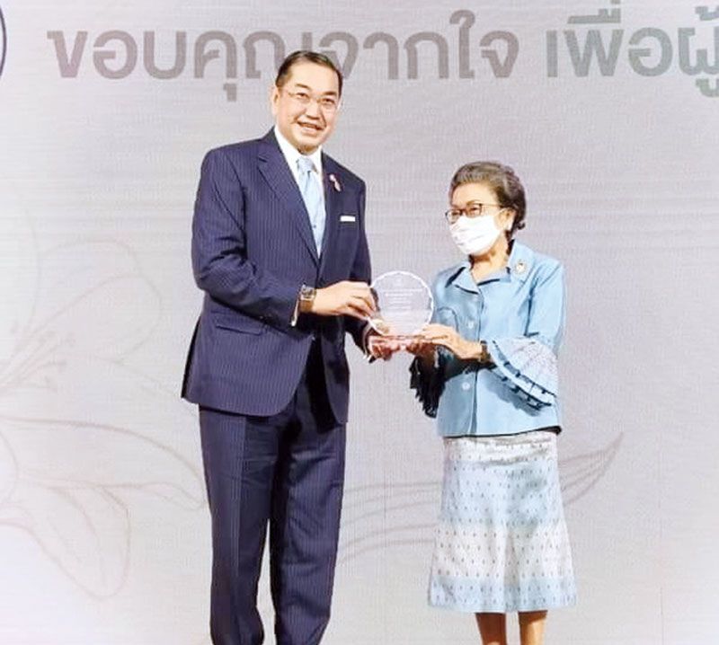 มอบโล่เกียรติคุณให้กับ ม.ร.ว.เบญจาภา
ไกรฤกษ์

