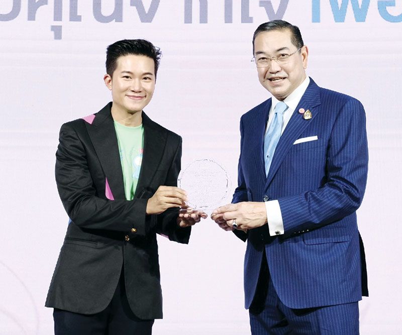 อั๋น-ภูวนาท คุนผลิน รับมอบโล่เกียรติคุณ