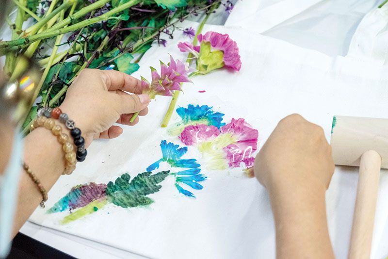 ผู้สูงวัยร่วมกิจกรรมสร้างสรรค์งานศิลปะ แต้มสีสันให้กระเป๋าผ้า ด้วยดอกไม้สดจากธรรมชาติ