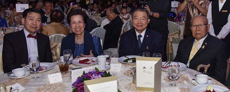 ศ.นพ.ปิยะมิตร ศรีธรา คณบดีคณะแพทยศาสตร์โรงพยาบาลรามาธิบดี ม.มหิดล ต้อนรับ เจริญ-คุณหญิงวรรณา สิริวัฒนภักดี และ ศ.กิตติคุณ เติมศักดิ์ กฤษณามระ