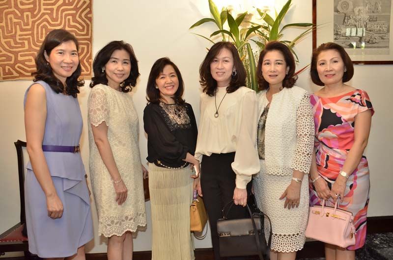 (ซ้าย) ณินทิรา โสภณพนิช, นิรมล วยากรณ์วิจิตร, ภารดี พูลวรลักษณ์, นัฐวรา บุญญาปะมัย, ยุพดา
ภัทรประสิทธิ์, วัลลภา มนูญพงศ์