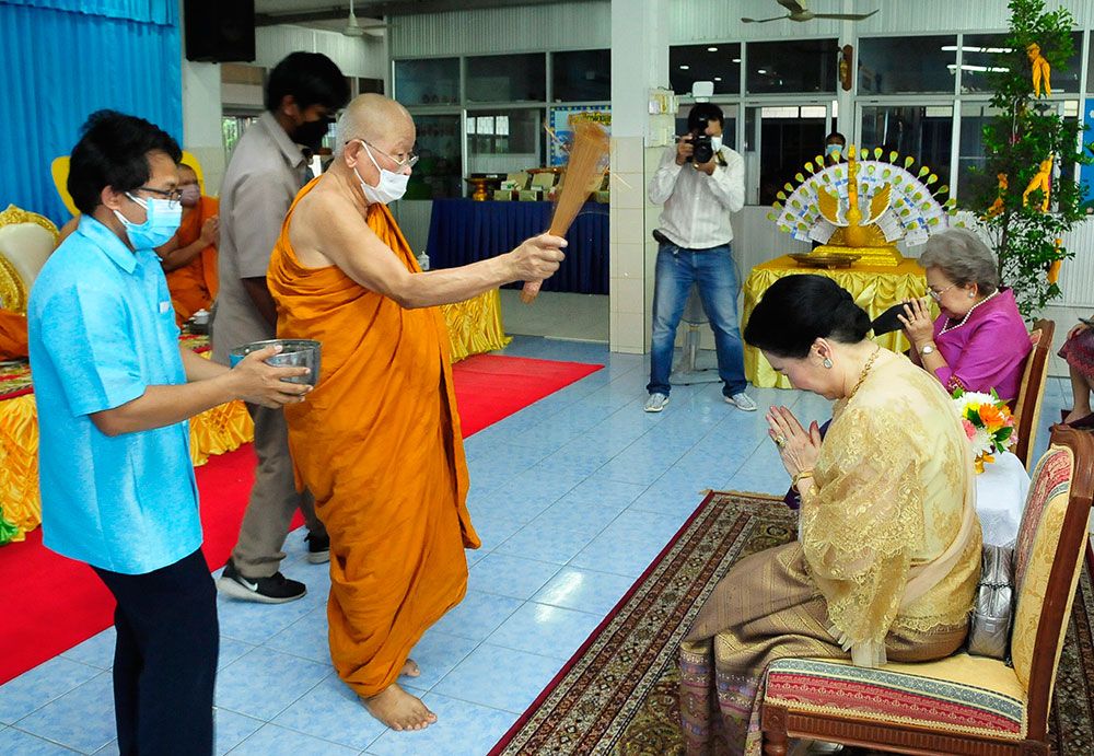 พระราชวรญาณโสภณ (ชุบ เขมงฺกโร) เจ้าอาวาสวัดธาตุทอง พระอารามหลวง พรมน้ำมนต์ให้กับ ผาณิต พูนศิริวงศ์, ธนาลัย ลิมปรัตนคีรี ผอ.โรงเรียนอนุบาลวัดธาตุทอง ประธานคณะกรรมการดำเนินงาน, คุณครู และเด็กนักเรียนโรงเรียนอนุบาลวัดธาตุทอง

