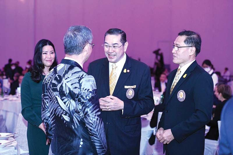 ศ.พิเศษ ดร.สุรเกียรติ์ เสถียรไทย รองประธานกรรมการที่ปรึกษาและประธานคณะกรรมการบริหารมูลนิธิฯ และ วีระศักดิ์ โควสุรัตน์
กรรมการมูลนิธิฯ แสดงความยินดีและขอบคุณ เทเรนซ์ ชง ผู้ประมูล
กล้องไลก้ารุ่นพิเศษของมูลนิธิอาสาเพื่อนพึ่ง (ภา) ยามยากฯ