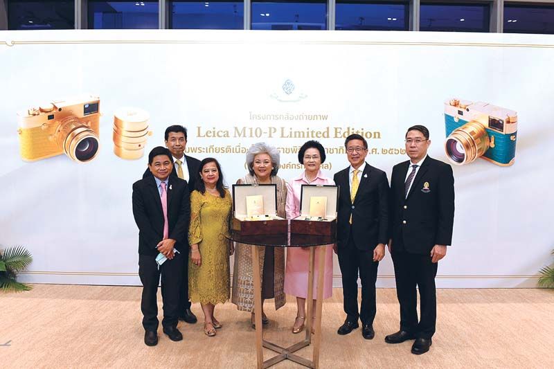 รศ.นพ.ฉันชาย สิทธิพันธุ์ คณบดีแพทยศาสตร์ จุฬาฯ และ ปัญญ์ชลี เพ็ญชาติ แสดงความยินดี
กับ พญ.เจรียง จันทรกมล ประมูลกล้องไลก้า ชุดสีเขียว

