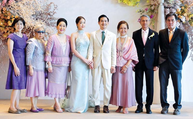 พี่-น้อง “พงษ์โสภณ และ บุญญสิทธิ์” ของคุณพ่อเจ้าบ่าว : ทิพยาภรณ์ พงษ์โสภณ,
ผาณิต พูนศิริวงศ์ และ นพ.ปกรณ์-พญ.ชนิดา บุญญสิทธิ์ ยินดีอวยพรกับบ่าว-สาว