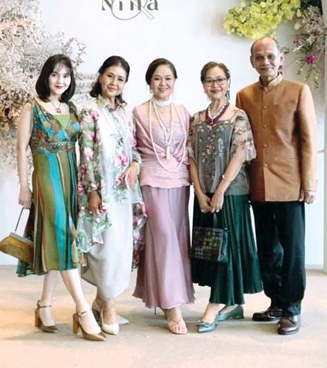 พี่-น้องคุณแม่ฝ่ายเจ้าบ่าว : ถวายรินทร์ ลำเลียงพล,
อ่อนอุษา คูเปอร์, นิรัชฎา พงษ์โสภณ, นิสารัตน์
มนตริวัต และ ฉัตรพร ลำเลียงพล