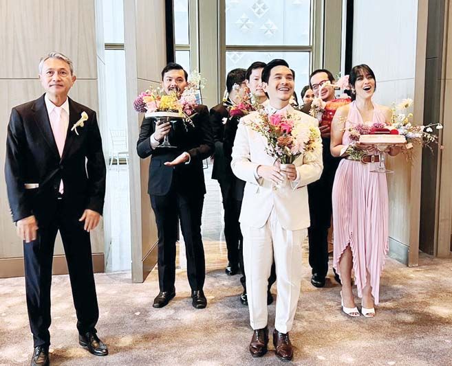 บรรยากาศแห่งความสุขของคู่บ่าว-สาวในพิธีฉลองมงคลสมรส