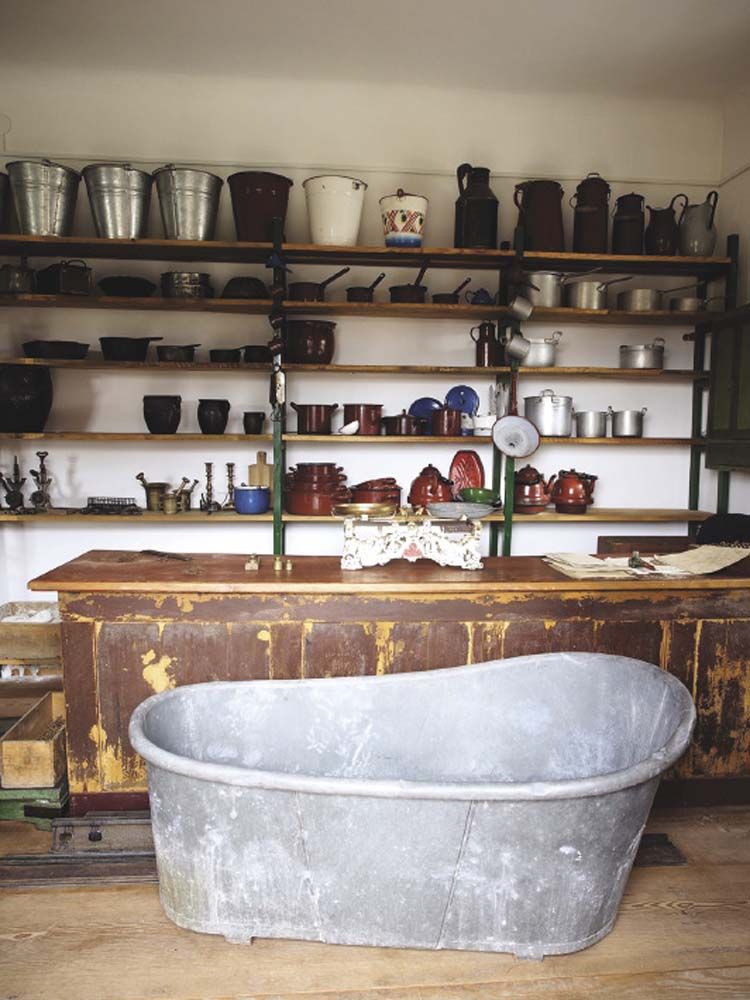 ตัวอย่างร้านขายเครื่องครัวและห้องอาบน้ำสมัยโบราณ