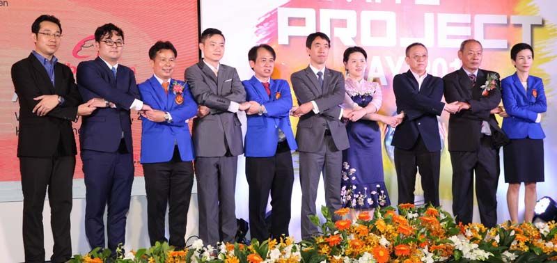 พิธีเปิดงาน KMITL Engineering Project Day 2018 โดย รศ.ดร.อนุวัฒน์ จางวนิชเลิศ รองอธิการบดีอาวุโสฝ่ายบริหารวิชาการ สจล.และ รศ.ดร.คมสัน มาลีสี คณบดีคณะวิศวกรรมศาสตร์ เป็นประธานเปิดงาน