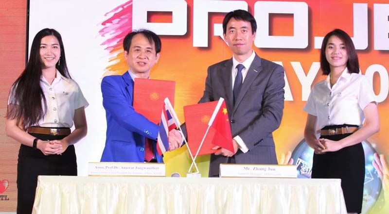 ลงนาม MOU ความร่วมมือกับ แจ๊ค จาง ผจก.ทั่วไป อาลีบาบา กรุ๊ป ลงนามความร่วมมือกับ สจล.โดย รศ.ดร.อนุวัฒน์ จางวนิชเลิศ รองอธิการบดีอาวุโสฝ่ายบริหารวิชาการ ร่วมขับเคลื่อนไทยแลนด์ 4.0