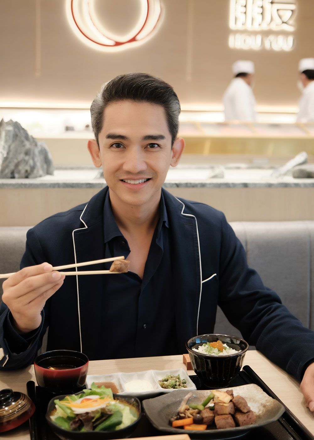 จูเนียร์-มนาเทศ อันนวัฒน์ กับเมนู
ชุดโกเซ็น

