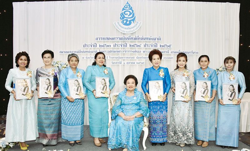 พล.ต.(ญ) คุณหญิงอัสนีย์ เสาวภาพ มอบภาพพระฉายาลักษณ์แม่อุ้มลูกเพื่อแสดงความยินดีกับแม่ดีเด่นแห่งชาติที่ได้รับพระราชทานรางวัลแม่ดีเด่นแห่งชาติ ประจำปี พ.ศ. 2563-2565 ของสมาคมสภาสังคมสงเคราะห์ฯ

