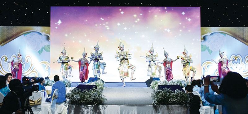 บรรยากาศภายในงานมีการแสดงเฉลิมพระเกียรติฯ ชุดมหาเทพประทานพรและการขับร้องเพลงโดยนักร้องกิตติมศักดิ์และนักร้องรับเชิญคับคั่ง