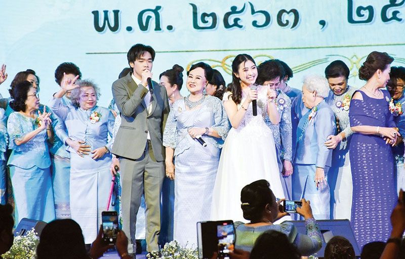 บรรยากาศภายในงานมีการแสดงเฉลิมพระเกียรติฯ ชุดมหาเทพประทานพรและการขับร้องเพลงโดยนักร้องกิตติมศักดิ์และนักร้องรับเชิญคับคั่ง