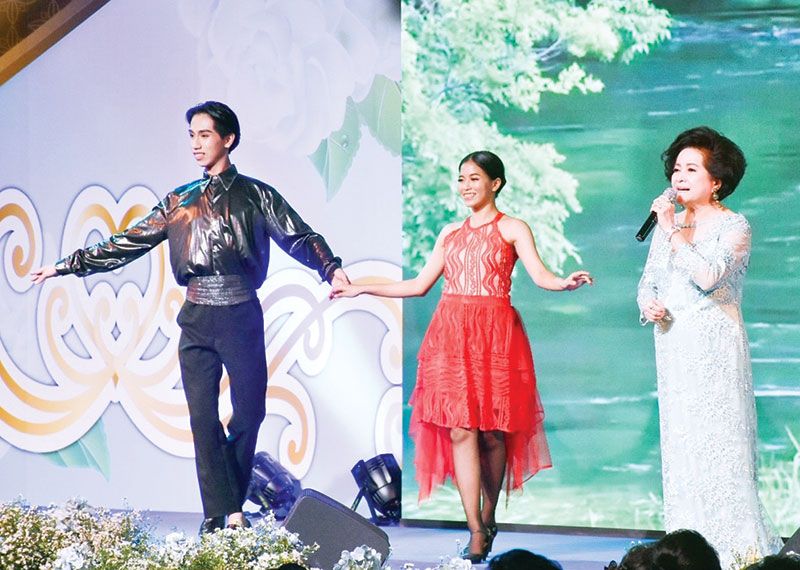 บรรยากาศภายในงานมีการแสดงเฉลิมพระเกียรติฯ ชุดมหาเทพประทานพรและการขับร้องเพลงโดยนักร้องกิตติมศักดิ์และนักร้องรับเชิญคับคั่ง