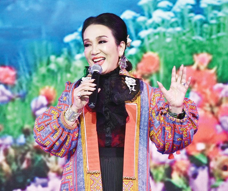 บรรยากาศภายในงานมีการแสดงเฉลิมพระเกียรติฯ ชุดมหาเทพประทานพรและการขับร้องเพลงโดยนักร้องกิตติมศักดิ์และนักร้องรับเชิญคับคั่ง