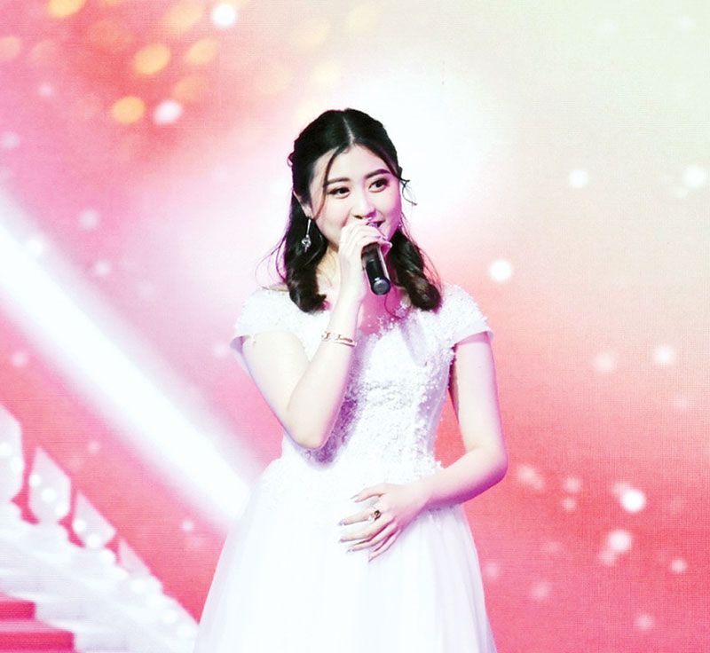 บรรยากาศภายในงานมีการแสดงเฉลิมพระเกียรติฯ ชุดมหาเทพประทานพรและการขับร้องเพลงโดยนักร้องกิตติมศักดิ์และนักร้องรับเชิญคับคั่ง