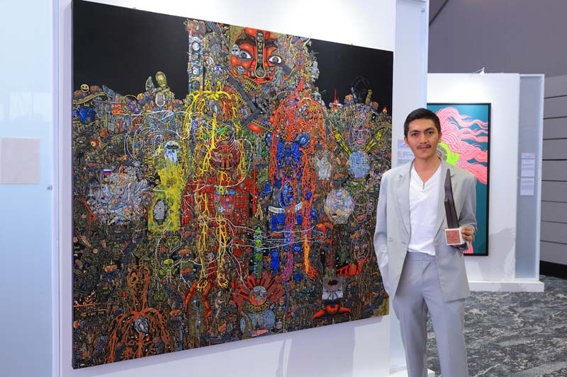 ชมรวี สุขโสม คว้ารางวัลชนะเลิศ
การประกวดจิตรกรรมยูโอบี