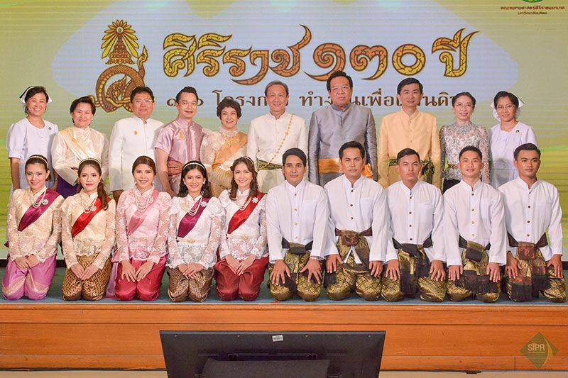 ศาสตราจารย์ ดร.นายแพทย์ประสิทธิ์ วัฒนาภา, รศ.นพ.นริศ กิจณรงค์ รองคบดีฝ่ายสื่อสารองค์กรและกิจกรรมสังคม, รศ.นพ.วิศิษฏ์ วามวาณิชย์ ผอ.รพ.ศิริราช พร้อมด้วยทีมแพทย์