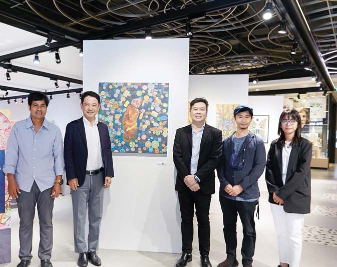 ผู้จัดงานนิทรรศการ White Canvas CAMBODIA กับผลงาน Koeurm Kolab