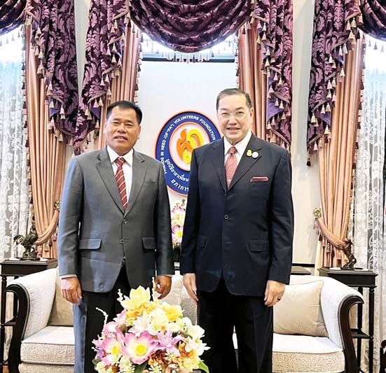 ศ.พิเศษ ดร.สุรเกียรติ์ เสถียรไทย รองประธานกรรมการที่ปรึกษาและประธานกรรมการบริหารมูลนิธิอาสาเพื่อนพึ่ง(ภาฯ) ยามยากฯ ต้อนรับ จันทะเนด บัวละพา รอง รมว.กระทรวงทรัพยากรธรรมชาติและสิ่งแวดล้อมสาธารณรัฐประชาธิปไตยประชาชนลาว