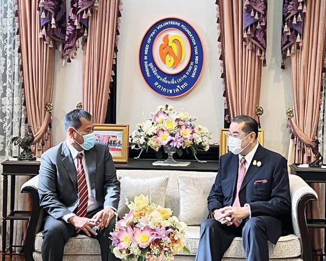 ศ.พิเศษ ดร.สุรเกียรติ์ เสถียรไทย รองประธาน กก.ที่ปรึกษาและประธาน กก.บริหารมูลนิธิอาสาเพื่อนพึ่ง(ภาฯ)ยามยากฯ ต้อนรับ จันทะเนด บัวละพา รอง รมว.กระทรวงทรัพยากรธรรมชาติและสิ่งแวดล้อม สาธารณรัฐประชาธิปไตย
ประชาชนลาว พร้อมด้วย อุทอน เพดหลวงสี หัวหน้ากรมอุตุนิยมและอุทกศาสตร์และคณะ โดยมี ดร.สรจักร เกษมสุวรรณ, ดร.รอยล จิตรดอน กก.มูลนิธิฯ, ฐิติวัฒน์ ว่องวรรณกุล กก.และ ผจก.มูลนิธิฯ, พล.ต.ท.รักษ์จิต
หม้อมงคล ประธานอนุ กก.ฝ่ายประสานงานพื้นที่ของมูลนิธิฯ, ดร.สุทัศน์ วีสกุล ผอ.สถาบันสารสนเทศทรัพยากรน้ำ (สสน.) (องค์การมหาชน), ดร.รอยบุญ รัศมีเทศ รอง ผอ.สสน. เข้าร่วมหารือ