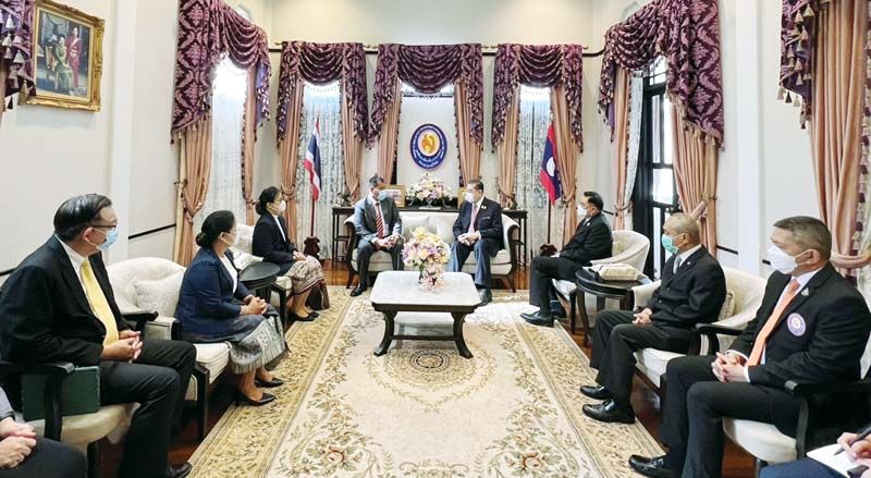 ศ.พิเศษ ดร.สุรเกียรติ์ เสถียรไทย รองประธาน กก.ที่ปรึกษาและประธาน กก.บริหารมูลนิธิอาสาเพื่อนพึ่ง(ภาฯ)ยามยากฯ ต้อนรับ จันทะเนด บัวละพา รอง รมว.กระทรวงทรัพยากรธรรมชาติและสิ่งแวดล้อม สาธารณรัฐประชาธิปไตย
ประชาชนลาว พร้อมด้วย อุทอน เพดหลวงสี หัวหน้ากรมอุตุนิยมและอุทกศาสตร์และคณะ โดยมี ดร.สรจักร เกษมสุวรรณ, ดร.รอยล จิตรดอน กก.มูลนิธิฯ, ฐิติวัฒน์ ว่องวรรณกุล กก.และ ผจก.มูลนิธิฯ, พล.ต.ท.รักษ์จิต
หม้อมงคล ประธานอนุ กก.ฝ่ายประสานงานพื้นที่ของมูลนิธิฯ, ดร.สุทัศน์ วีสกุล ผอ.สถาบันสารสนเทศทรัพยากรน้ำ (สสน.) (องค์การมหาชน), ดร.รอยบุญ รัศมีเทศ รอง ผอ.สสน. เข้าร่วมหารือ