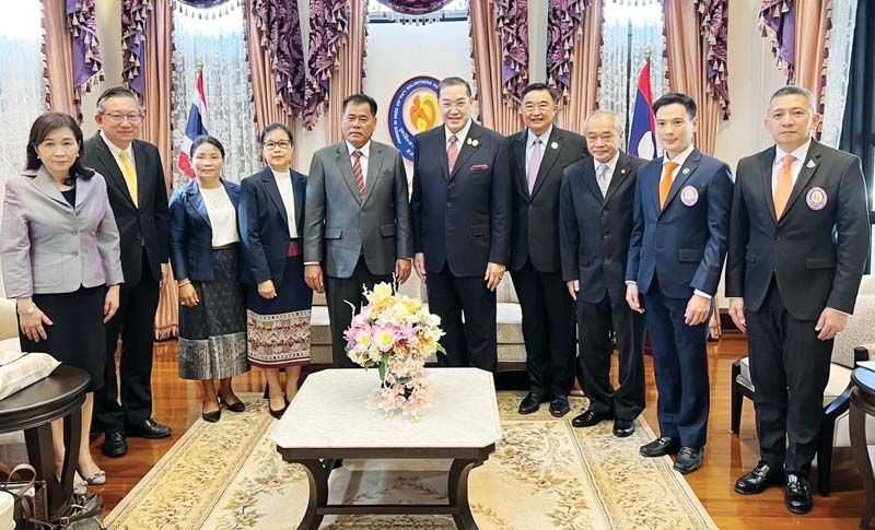 ศ.พิเศษ ดร.สุรเกียรติ์ เสถียรไทย รองประธาน กก.ที่ปรึกษาและประธาน กก.บริหารมูลนิธิอาสาเพื่อนพึ่ง(ภาฯ)ยามยากฯ, จันทะเนด
บัวละพา รอง รมว.กระทรวงทรัพยากรธรรมชาติและสิ่งแวดล้อม สาธารณรัฐประชาธิปไตยประชาชนลาว, อุทอน เพดหลวงสี หน.กรม
อุตุนิยมและอุทกศาสตร์, ดร.สรจักร เกษมสุวรรณ, ดร.รอยล จิตรดอน กก.มูลนิธิฯ, ฐิติวัฒน์ ว่องวรรณกุล กก.และ ผจก.มูลนิธิฯ, พล.ต.ท.รักษ์จิต หม้อมงคล ประธานอนุ กก.ฝ่ายประสานงานพื้นที่ของมูลนิธิฯ, ดร.สุทัศน์ วีสกุล ผอ.สถาบันสารสนเทศทรัพยากรน้ำ,
ดร.รอยบุญ รัศมีเทศ รอง ผอ.สสน. ร่วมถ่ายภาพ