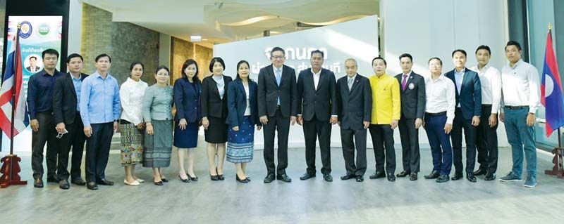 จันทะเนด บัวละพา รอง รมว.กระทรวงทรัพยากรธรรมชาติและสิ่งแวดล้อม สาธารณรัฐประชาธิปไตยประชาชนลาว พร้อมด้วย อุทอน เพดหลวงสี หัวหน้ากรมอุตุนิยมและอุทกศาสตร์และคณะ