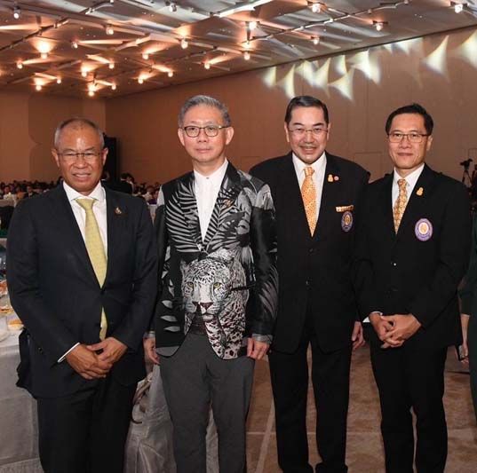 ศ.พิเศษ ดร.สุรเกียรติ์ เสถียรไทย และ วีระศักดิ์ โควสุรัตน์ กรรมการมูลนิธิฯ ร่วมแสดงความขอบคุณ เทอเรนซ์ ชง ผู้ประมูลกล้อง 25 ล้านบาท เพื่อมูลนิธิ
อาสาเพื่อนพึ่ง (ภาฯ) ยามยาก สภากาชาดไทย โดยมี ประวิช สุขุม ผู้บริหารไทยเบฟฯ ร่วมแสดงความยินดี เมื่อค่ำคืนงานประมูล 30 กันยายน ที่ผ่านมา