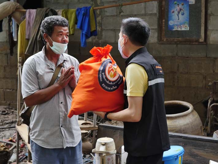 ถุงยังชีพพระราชทาน ของมูลนิธิฯ ช่วยเหลือผู้ประสบภัย
น้ำท่วม ภายในบรรจุสิ่งของจำเป็นที่เหมาะกับการดำรงชีพ เพื่อบรรเทาความเดือดร้อนในชั้นต้น