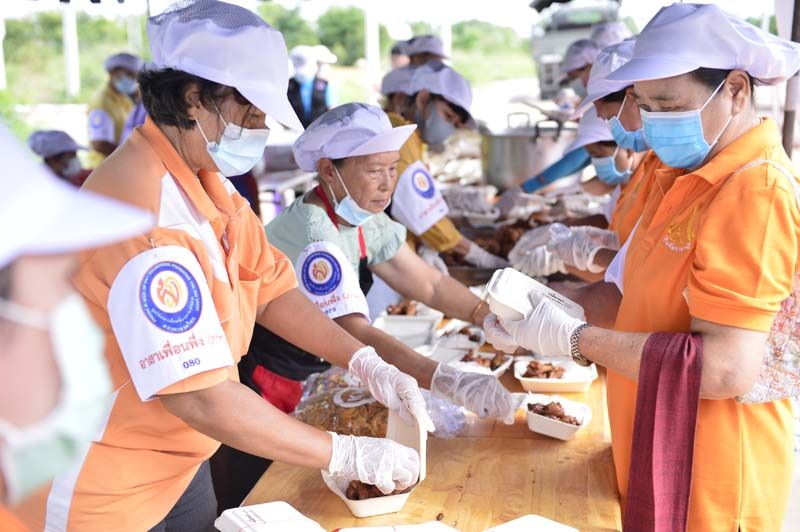 โรงครัวพระราชทาน ปรุงอาหารถูกสุขอนามัยรสชาติอร่อย ตามพระดำริ
ขององค์ประธานกิตติศักดิ์ตลอดชีพและองค์ประธานกรรมการมูลนิธิฯ